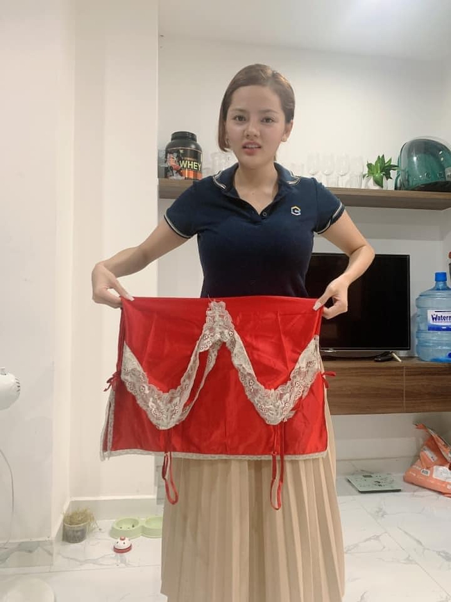 Mua chiếc váy ngủ gợi cảm, cô gái không ngờ shop lại chuyển nhầm size tạp dề khiến hình ảnh sau khi mặc đúng chất tấu hài chuyên nghiệp - Ảnh 2. Mua chiếc váy ngủ gợi cảm, cô gái không ngờ shop lại chuyển nhầm size tạp dề khiến hình ảnh sau khi mặc đúng chất tấu hài chuyên nghiệp - Ảnh 2.