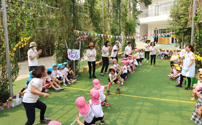 Ngôi trường độc nhất Hà Nội: Học sinh mầm non được dạy lễ nghĩa từ tấm bé, đi học cúi gập chào người lớn cực đáng yêu - Ảnh 2.