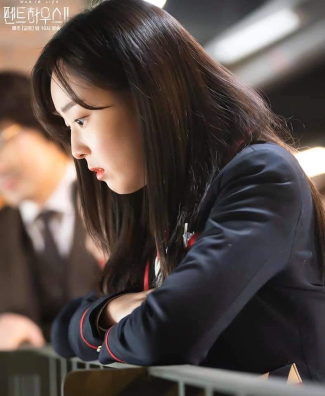 Cuộc chiến thượng lưu tập 4: Seok Hoon khiến người xem trổ quạu vì quá hèn nhát, thấy Ro Na bị ức hiếp vẫn trơ mắt đứng nhìn - Ảnh 11. Cuộc chiến thượng lưu tập 4: Seok Hoon khiến người xem trổ quạu vì quá hèn nhát, thấy Ro Na bị ức hiếp vẫn trơ mắt đứng nhìn - Ảnh 11.
