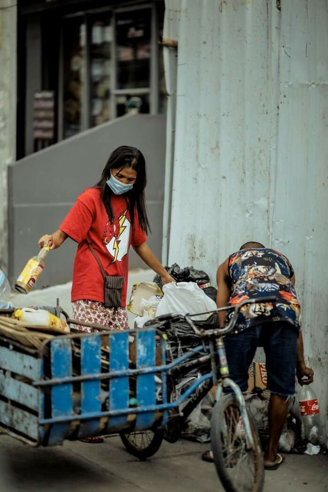 Được nhà hảo tâm giúp đỡ, cặp đôi U60 nghèo nhặt ve chai &quot;quay ngoắt 180 độ&quot; với bộ ảnh cưới đậm chất fashionista, ai xem cũng trố mắt - Ảnh 3.