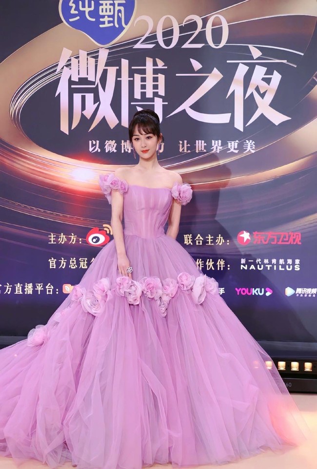Đêm hội Weibo: Tiêu Chiến - Dương Tử là King & Queen đẹp xuất sắc, ngôi sao &quot;Cá mực hầm mật&quot; đã lên đời nhan sắc - Ảnh 4.