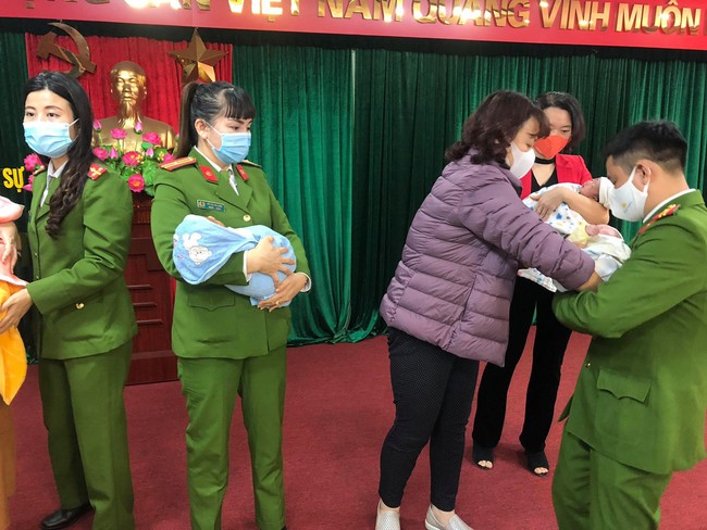 Các em bé được giao cho một trung tâm bảo trợ xã hội Các em bé được giao cho một trung tâm bảo trợ xã hội