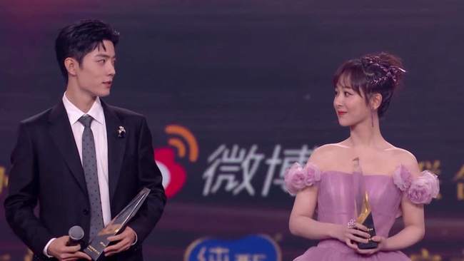 Đêm hội Weibo: Tiêu Chiến - Dương Tử là King & Queen đẹp xuất sắc, ngôi sao &quot;Cá mực hầm mật&quot; đã lên đời nhan sắc - Ảnh 1.