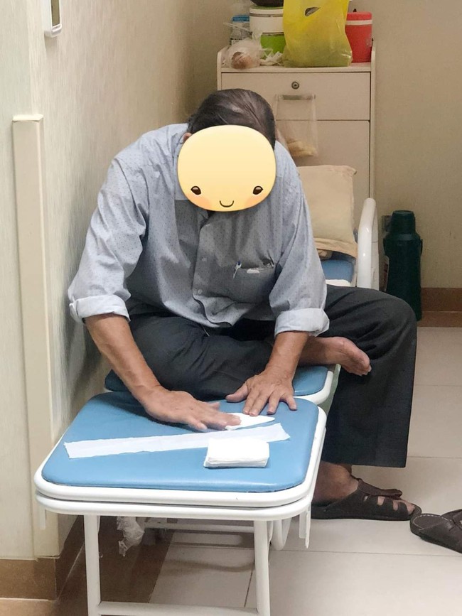 Cụ ông cặm cụi ngồi gấp giấy vệ sinh trong góc phòng bệnh viện hàng ngày, biết lý do đằng sau ai cũng cảm động - Ảnh 2.