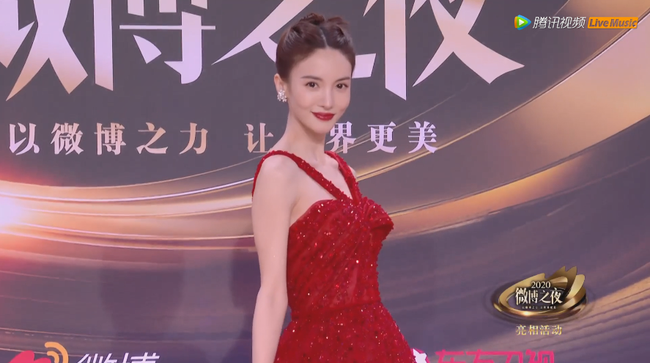 Thảm đỏ Đêm hội Weibo: Quan Hiểu Đồng quyến rũ khó cưỡng, &quot;Song Hye Kyo Trung Quốc&quot; khoe vòng 1 gợi cảm - Ảnh 1.
