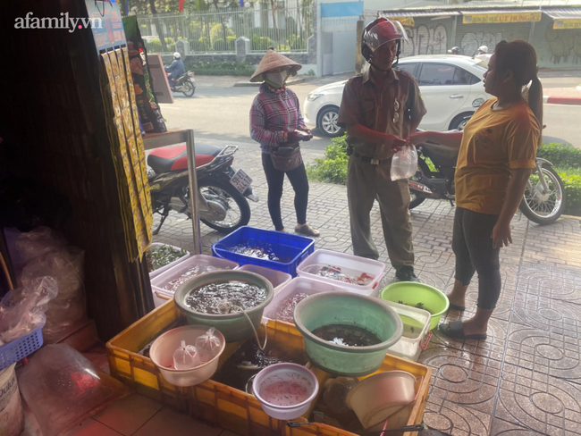 Tiệm bán cá chép cúng ông Táo ở Sài Gòn điêu đứng vì cả ngày vắng khách vì dịch bệnh, định sang năm bỏ nghề - Ảnh 10.