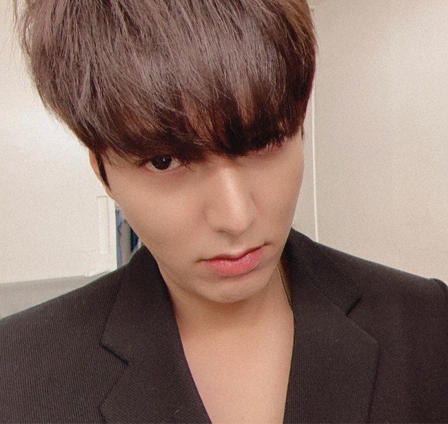 Lee Min Ho thả nhẹ 1 tấm hình chưa chỉnh sửa mà dân tình đã "hú hét" vì đôi chân dài miên man - Ảnh 1. Lee Min Ho thả nhẹ 1 tấm hình chưa chỉnh sửa mà dân tình đã "hú hét" vì đôi chân dài miên man - Ảnh 1.