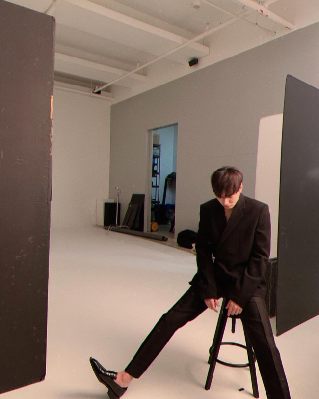 Lee Min Ho thả nhẹ 1 tấm hình chưa chỉnh sửa mà dân tình đã "hú hét" vì đôi chân dài miên man - Ảnh 2. Lee Min Ho thả nhẹ 1 tấm hình chưa chỉnh sửa mà dân tình đã "hú hét" vì đôi chân dài miên man - Ảnh 2.