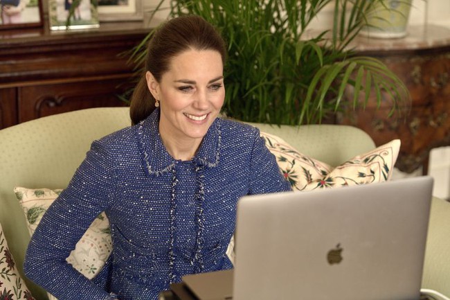 Công nương Kate lại được khen ngày càng nhuận sắc trong khi Meghan Markle khẳng định không sợ cuốn sách khui hết bí mật xấu của chị gái - Ảnh 1. Công nương Kate lại được khen ngày càng nhuận sắc trong khi Meghan Markle khẳng định không sợ cuốn sách khui hết bí mật xấu của chị gái - Ảnh 1.