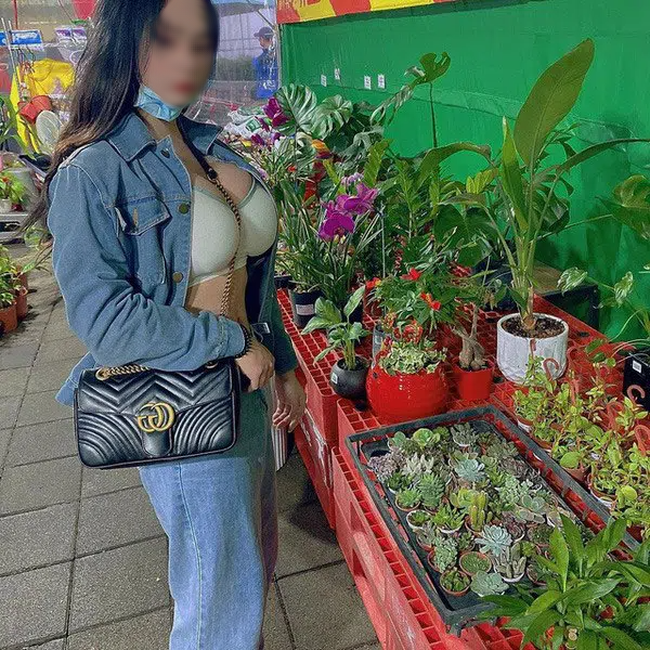 Cô gái ăn mặc hở bạo đi chợ hoa Tết - Ảnh 1.
