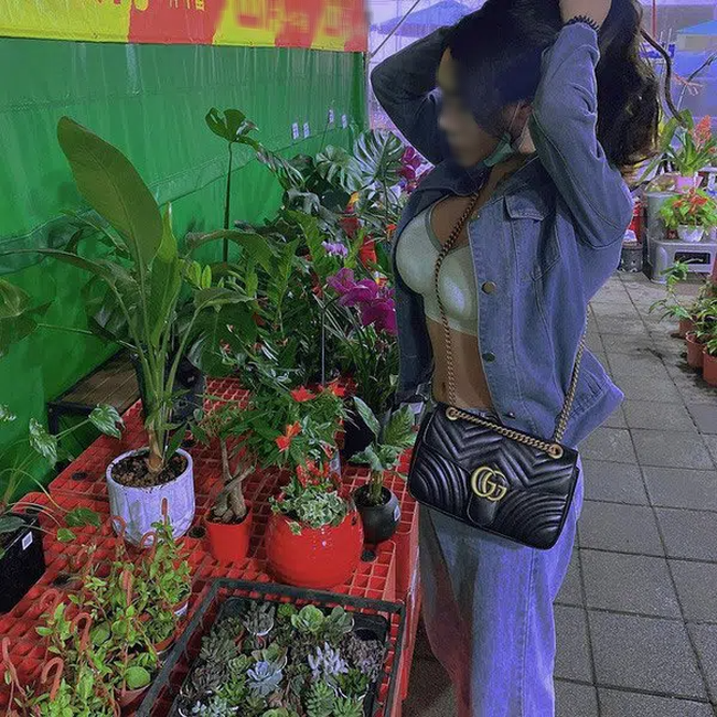 Cô gái ăn mặc hở bạo đi chợ hoa Tết - Ảnh 2.