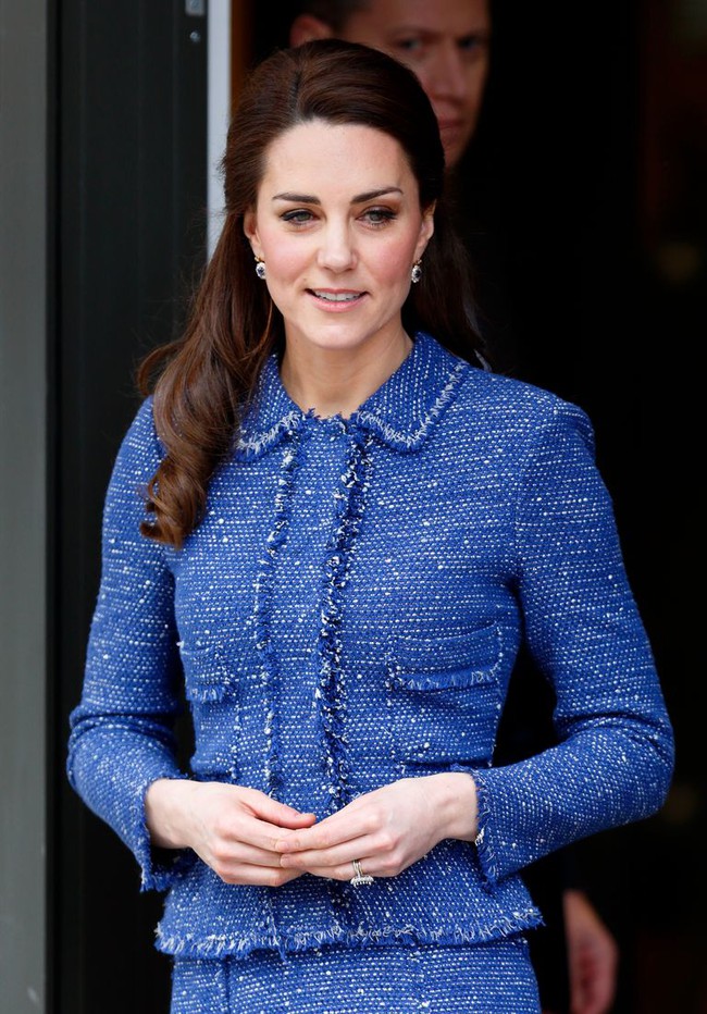 Công nương Kate lại được khen ngày càng nhuận sắc trong khi Meghan Markle khẳng định không sợ cuốn sách khui hết bí mật xấu của chị gái - Ảnh 2. Công nương Kate lại được khen ngày càng nhuận sắc trong khi Meghan Markle khẳng định không sợ cuốn sách khui hết bí mật xấu của chị gái - Ảnh 2.
