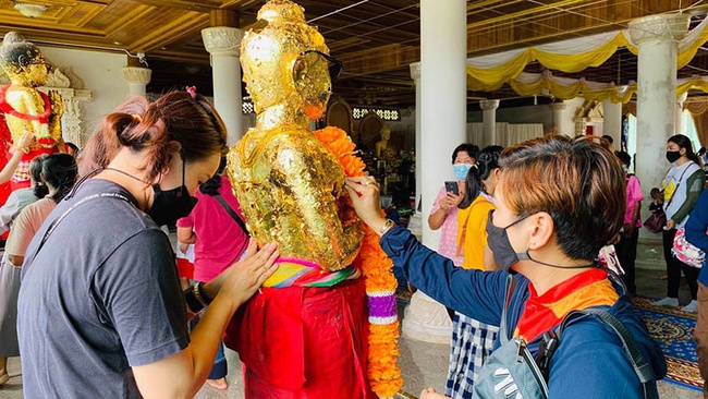 Mơ đổi đời trong thời Covid-19, người Thái Lan thi nhau đi xin vận may từ một cậu bé, dung nhan đứa trẻ khiến nhiều người tá hỏa - Ảnh 5. Mơ đổi đời trong thời Covid-19, người Thái Lan thi nhau đi xin vận may từ một cậu bé, dung nhan đứa trẻ khiến nhiều người tá hỏa - Ảnh 5.