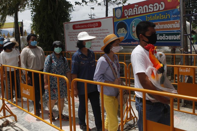 Mơ đổi đời trong thời Covid-19, người Thái Lan thi nhau đi xin vận may từ một cậu bé, dung nhan đứa trẻ khiến nhiều người tá hỏa - Ảnh 6.