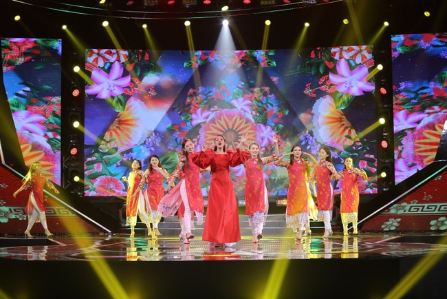 Minh Tuyết, Hoàng Thùy Linh, Wowy rực rỡ trên sân khấu Tết Tân Thời - Ảnh 7.