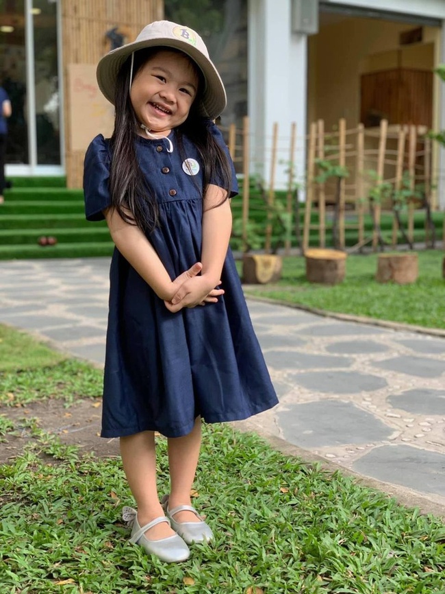 Vân Trang khoe con gái 4 tuổi quá xinh nhưng dân tình chỉ chăm chăm chú ý đến dáng ngồi, khuyên cô nên gấp rút cho con đi học một thứ kẻo phí tài năng - Ảnh 7.