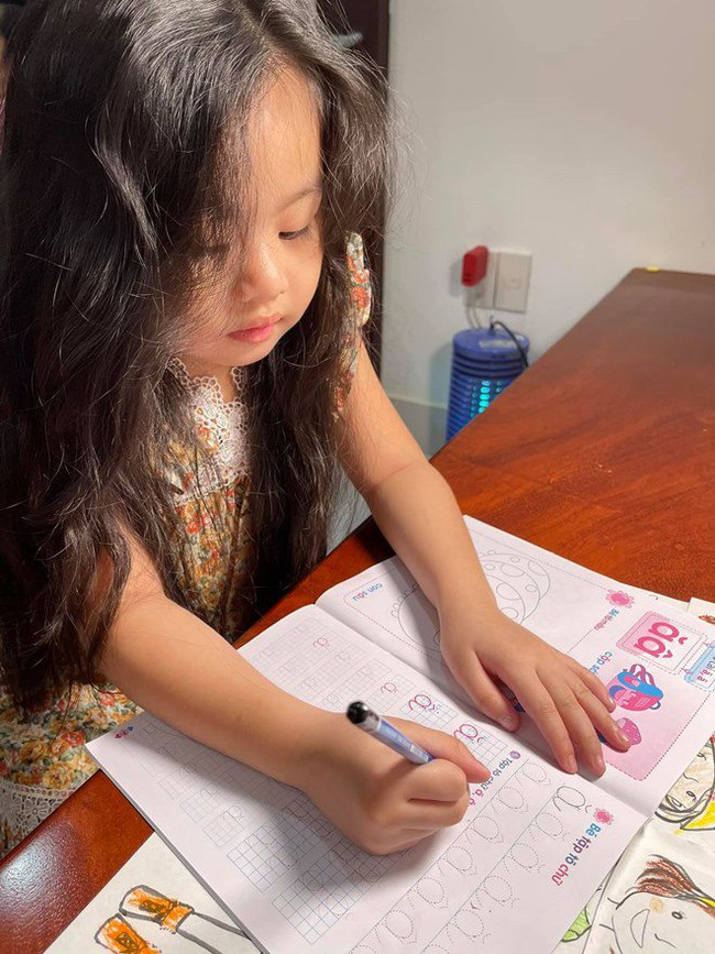 Vân Trang khoe con gái 4 tuổi quá xinh nhưng dân tình chỉ chăm chăm chú ý đến dáng ngồi, khuyên cô nên gấp rút cho con đi học một thứ kẻo phí tài năng - Ảnh 2.