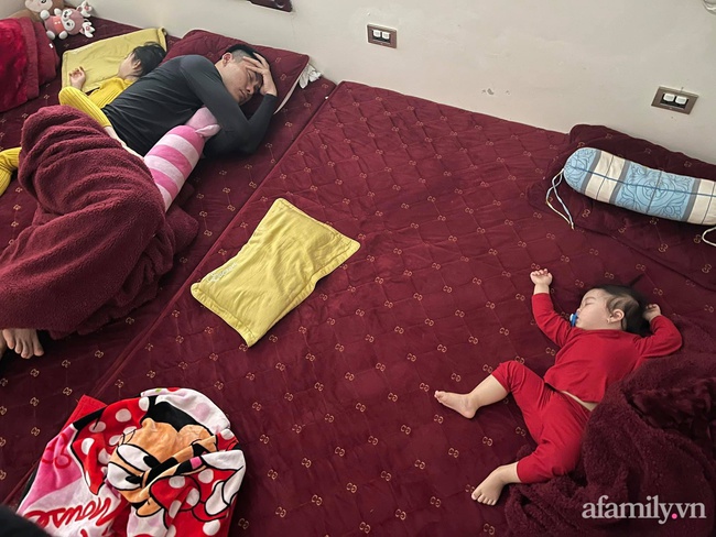 Bảo thương 2 con gái NHƯ NHAU nhưng đi ngủ bố chỉ ôm bé lớn, bé nhỏ nằm lủi thủi trông vừa thương vừa buồn cười "không ngậm được miệng" - Ảnh 6. Bảo thương 2 con gái NHƯ NHAU nhưng đi ngủ bố chỉ ôm bé lớn, bé nhỏ nằm lủi thủi trông vừa thương vừa buồn cười "không ngậm được miệng" - Ảnh 6.
