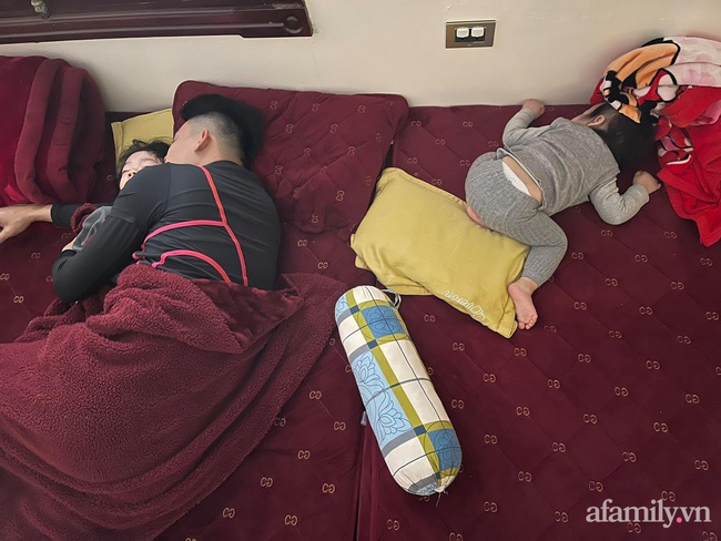 Bảo thương 2 con gái NHƯ NHAU nhưng đi ngủ bố chỉ ôm bé lớn, bé nhỏ nằm lủi thủi trông vừa thương vừa buồn cười "không ngậm được miệng" - Ảnh 5. Bảo thương 2 con gái NHƯ NHAU nhưng đi ngủ bố chỉ ôm bé lớn, bé nhỏ nằm lủi thủi trông vừa thương vừa buồn cười "không ngậm được miệng" - Ảnh 5.
