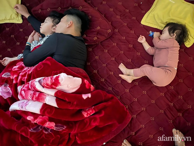 Bảo thương 2 con gái NHƯ NHAU nhưng đi ngủ bố chỉ ôm bé lớn, bé nhỏ nằm lủi thủi trông vừa thương vừa buồn cười "không ngậm được miệng" - Ảnh 7. Bảo thương 2 con gái NHƯ NHAU nhưng đi ngủ bố chỉ ôm bé lớn, bé nhỏ nằm lủi thủi trông vừa thương vừa buồn cười "không ngậm được miệng" - Ảnh 7.
