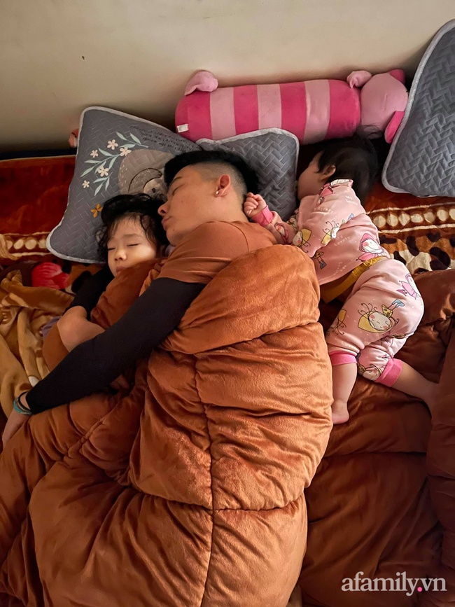 Bảo thương 2 con gái NHƯ NHAU nhưng đi ngủ bố chỉ ôm bé lớn, bé nhỏ nằm lủi thủi trông vừa thương vừa buồn cười "không ngậm được miệng" - Ảnh 1. Bảo thương 2 con gái NHƯ NHAU nhưng đi ngủ bố chỉ ôm bé lớn, bé nhỏ nằm lủi thủi trông vừa thương vừa buồn cười "không ngậm được miệng" - Ảnh 1.