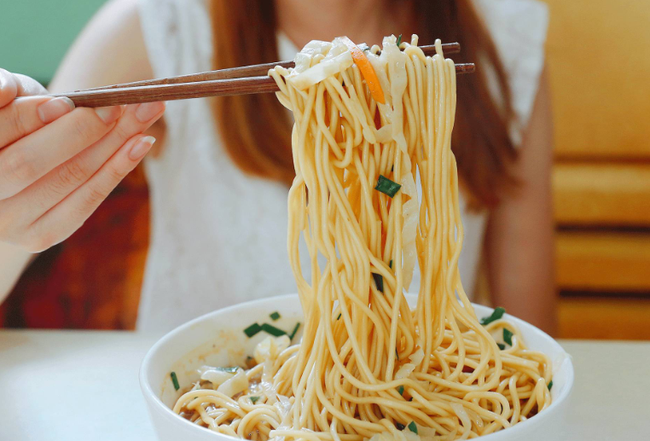 Người phụ nữ bất ngờ bị ngạt thở khi đang ăn mì, sau đó dị vật được lấy ra từ cơ thể cô đã khiến bác sĩ hoang mang tột độ - Ảnh 1.