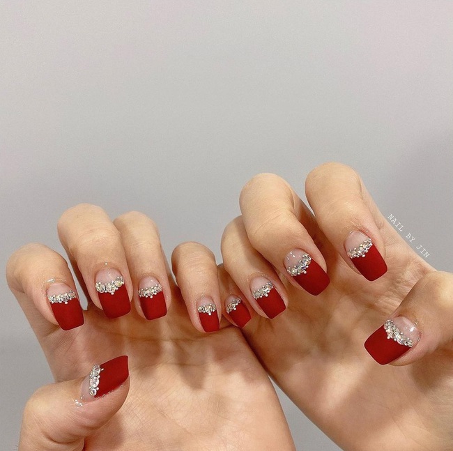 17 bộ nail tông đỏ rất sang chứ không sợ sến, chị em diện Tết thì năm mới lộc tới dạt dào, đỏ cả tình lẫn tiền - Ảnh 15.