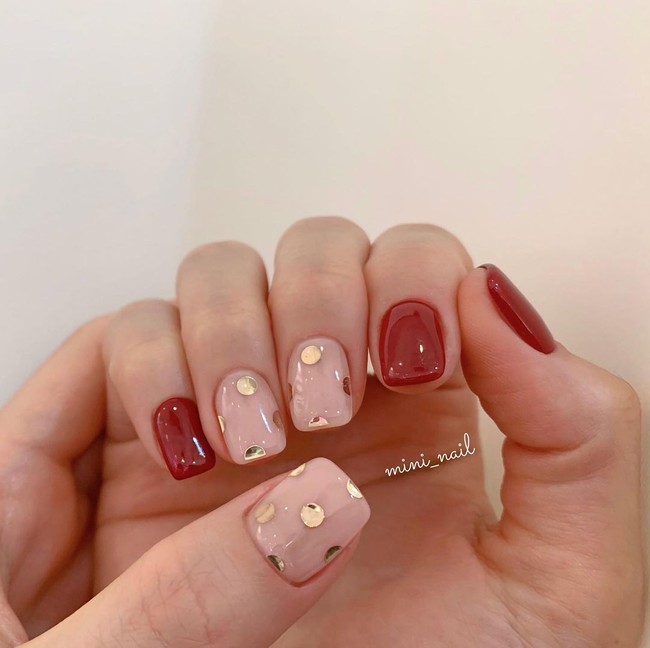 17 bộ nail tông đỏ rất sang chứ không sợ sến, chị em diện Tết thì năm mới lộc tới dạt dào, đỏ cả tình lẫn tiền - Ảnh 9.