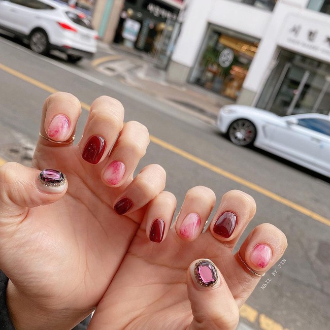 17 bộ nail tông đỏ rất sang chứ không sợ sến, chị em diện Tết thì năm mới lộc tới dạt dào, đỏ cả tình lẫn tiền - Ảnh 7.