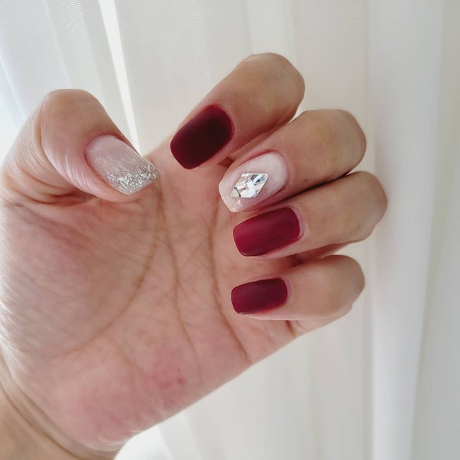 17 bộ nail tông đỏ rất sang chứ không sợ sến, chị em diện Tết thì năm mới lộc tới dạt dào, đỏ cả tình lẫn tiền - Ảnh 13.