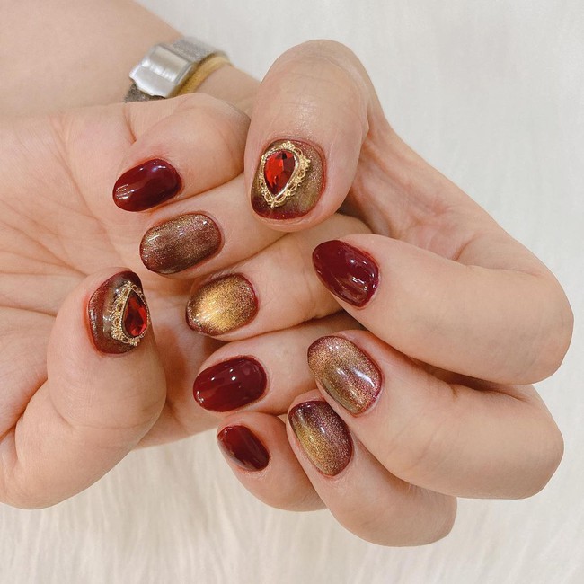 17 bộ nail tông đỏ rất sang chứ không sợ sến, chị em diện Tết thì năm mới lộc tới dạt dào, đỏ cả tình lẫn tiền - Ảnh 3.