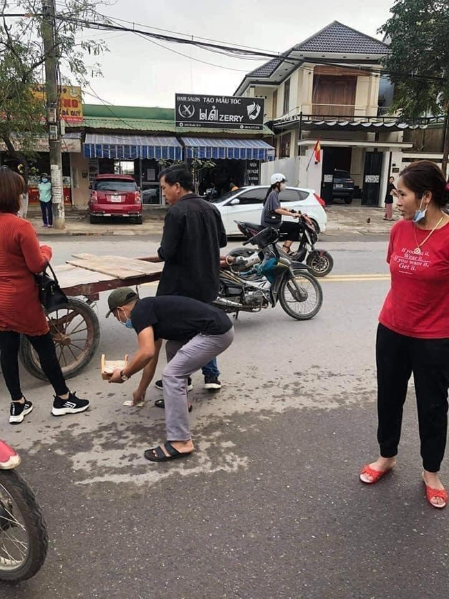 Tranh cãi kịch liệt trên mạng xã hội vì câu chuyện người dân thay nhau quyên góp tiền để &quot;đền thay&quot; chủ xe ba gác khi lỡ va quẹt xe ô tô sang trên đường chở hoa Tết   - Ảnh 2.