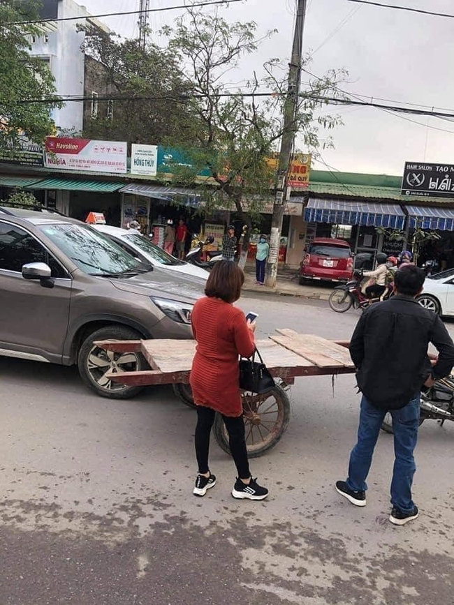 Tranh cãi kịch liệt trên mạng xã hội vì câu chuyện người dân thay nhau quyên góp tiền để &quot;đền thay&quot; chủ xe ba gác khi lỡ va quẹt xe ô tô sang trên đường chở hoa Tết   - Ảnh 1.