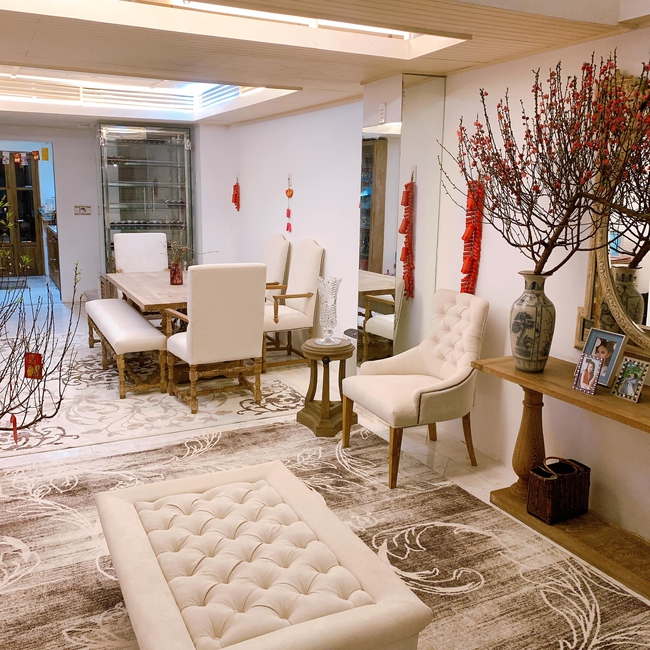 Vợ chồng Phan Như Thảo chọn 2 loại đào, decor thêm xíu với sắc đỏ truyền thống, cả căn phòng đã ngập tràn không khí Tết - Ảnh 2.