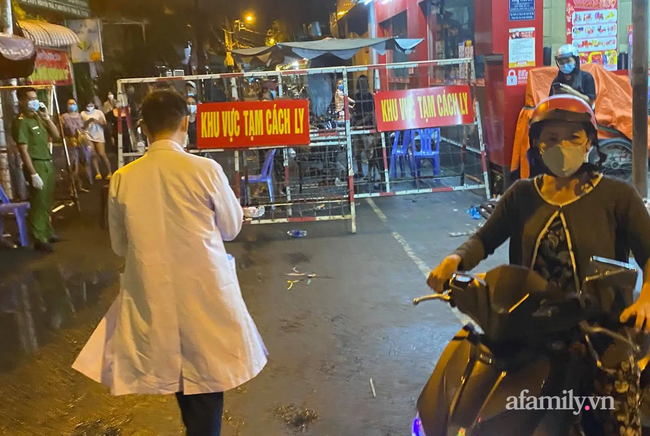 1.600 người dân khu Mả Lạng nơi nhân viên sân bay Tân Sơn Nhất nhiễm COVID-19 ở đã có kết quả xét nghiệm - Ảnh 1.