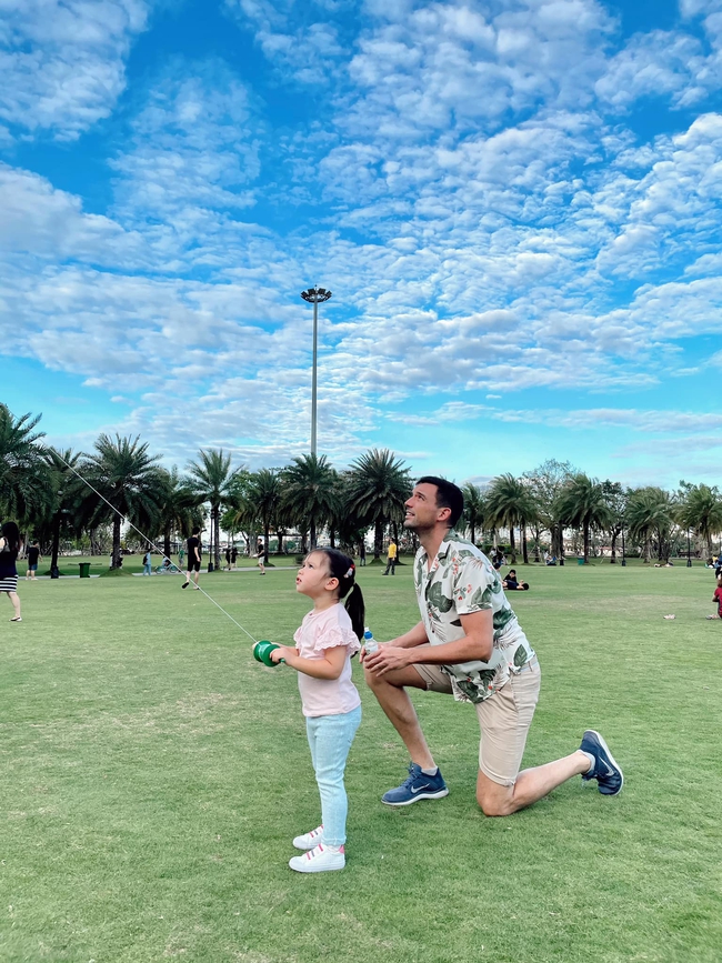 Siêu mẫu Hà Anh nuôi con theo trường phái tự do nhưng luôn khắc cốt ghi tâm 1 điều để đảm bảo an toàn cho con mọi lúc, mọi nơi - Ảnh 3. Siêu mẫu Hà Anh nuôi con theo trường phái tự do nhưng luôn khắc cốt ghi tâm 1 điều để đảm bảo an toàn cho con mọi lúc, mọi nơi - Ảnh 3.