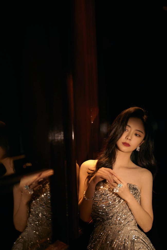Đêm hội Weibo: Đóng "Cẩm tâm tựa ngọc" bị chê thấp bé kém sắc, đời thực Đàm Tùng Vận đẹp mê mẩn - Ảnh 6. Đêm hội Weibo: Đóng "Cẩm tâm tựa ngọc" bị chê thấp bé kém sắc, đời thực Đàm Tùng Vận đẹp mê mẩn - Ảnh 6.