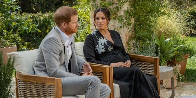 Mỗi lần rưng rưng trên sóng truyền hình, Meghan Markle đều để kiểu tóc mong manh này: Liệu có ẩn ý đằng sau? - Ảnh 2. Mỗi lần rưng rưng trên sóng truyền hình, Meghan Markle đều để kiểu tóc mong manh này: Liệu có ẩn ý đằng sau? - Ảnh 2.