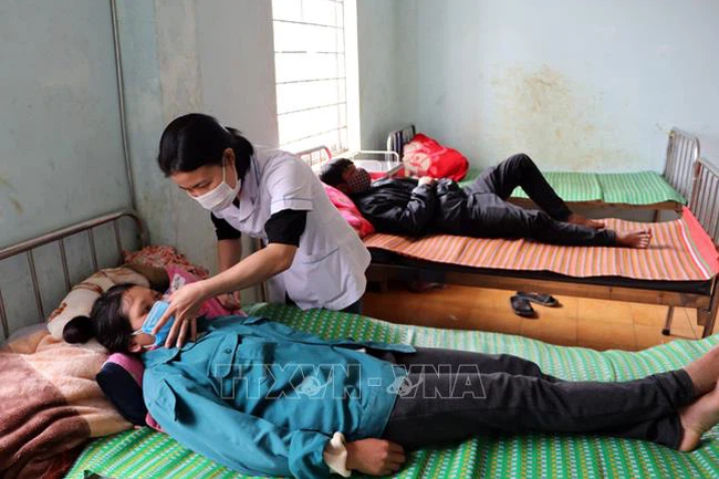 Chùm ca bệnh ở huyện Kon Plông nghi do ngộ độc thực phẩm - Ảnh 1.