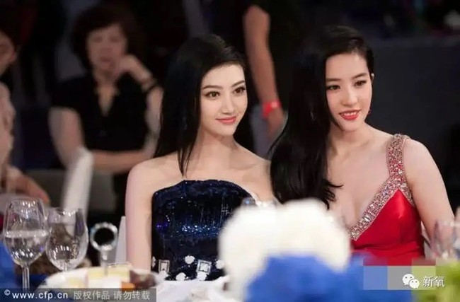 Cảnh Điềm và Lưu Diệc Phi đều là những mỹ nữ Bắc Kinh sắc nước hương trời. Nhưng nhìn bức hình này thì “thần tiên tỷ tỷ” vẫn bị yếu thế hơn trước đàn em.