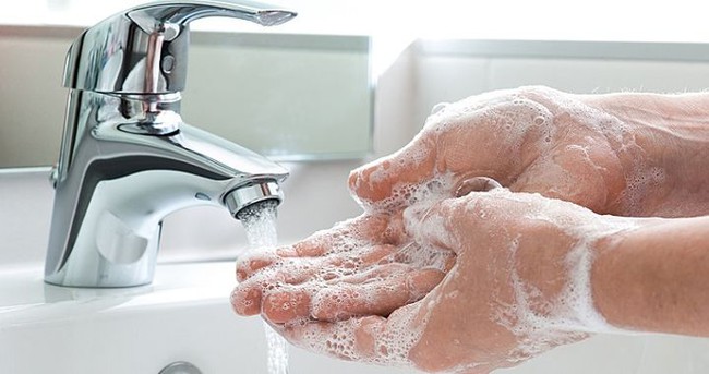 Rửa tay bằng nước nóng có sạch hơn nước lạnh? 5 hiểu lầm về rửa tay nhiều người mắc phải gây hại cơ thể - Ảnh 1.
