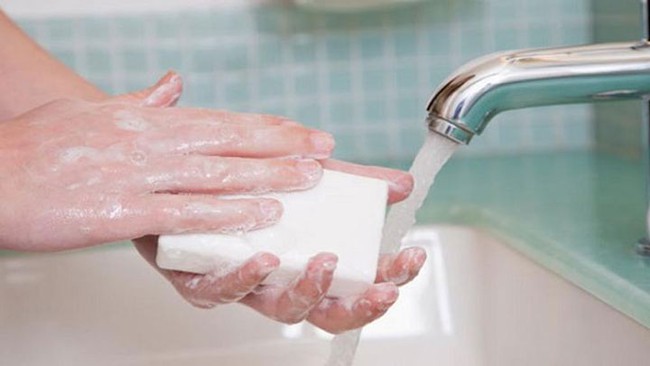 Rửa tay bằng nước nóng có sạch hơn nước lạnh? 5 hiểu lầm về rửa tay nhiều người mắc phải gây hại cơ thể - Ảnh 2.