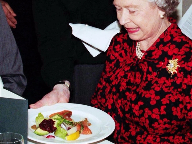 Tròn 95 tuổi, nữ hoàng Anh vẫn sống khỏe mạnh và cực kỳ minh mẫn nhờ những thói quen ăn uống lành mạnh - Ảnh 4.