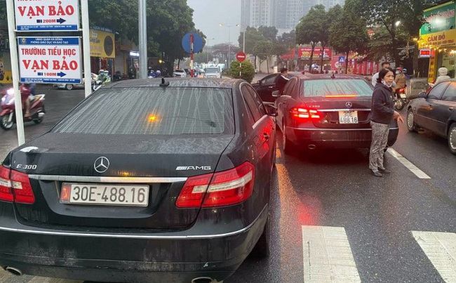 Vụ 2 ô tô Mercedes trùng biển số ở Hà Nội: Công an bàn giao chiếc xe biển thật cho chủ xe - Ảnh 1.