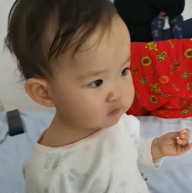 Bé gái 1 tuổi có tư thế ngủ "bá đạo" không ai bằng khiến người xem phải "ngả mũ bái phục", người mẹ còn tưởng con mắc bệnh - Ảnh 2. Bé gái 1 tuổi có tư thế ngủ "bá đạo" không ai bằng khiến người xem phải "ngả mũ bái phục", người mẹ còn tưởng con mắc bệnh - Ảnh 2.