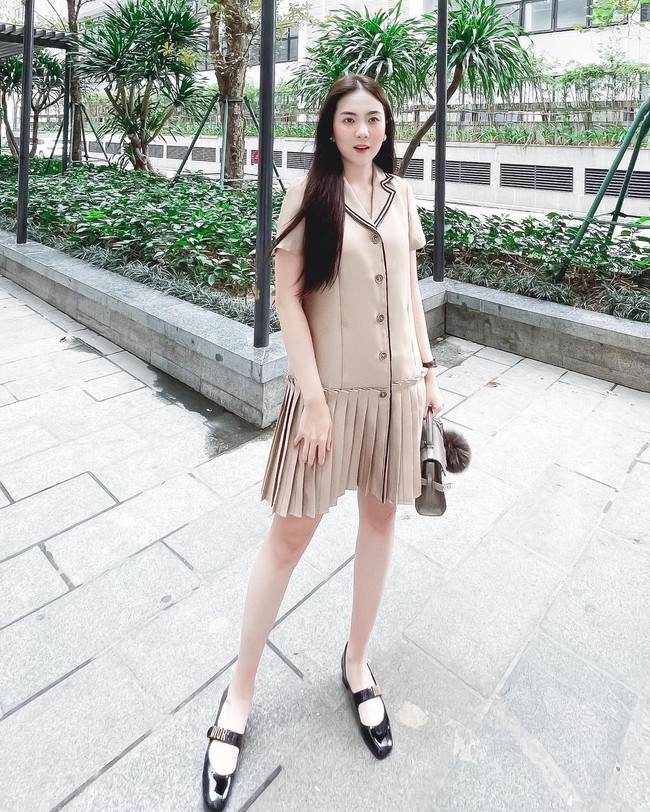 Street style của Mai Ngọc dạo này trẻ trung hẳn ra, nhờ cả vào kiểu váy hack tuổi nhưng vẫn thanh lịch - Ảnh 1.