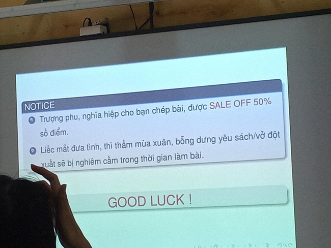 Bảng thông báo &quot;giảm giá 50%&quot; của giáo viên trước giờ làm bài kiểm tra khiến học sinh chưa kịp hí hửng đã sợ toát mồ hôi hột: Sale này nhường ai săn thì săn - Ảnh 1.