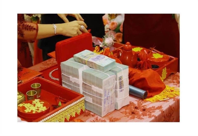 Đám cưới "khủng" ở An Giang: Hơn 2 tỷ quà cưới, của hồi môn gồm tiền, vàng, ngoại tệ, kim cương chất đầy bàn khiến MXH "xỉu lên xỉu xuống" - Ảnh 4.