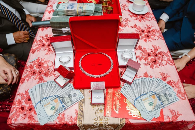 Đám cưới "khủng" ở An Giang: Hơn 2 tỷ quà cưới, của hồi môn gồm tiền, vàng, ngoại tệ, kim cương chất đầy bàn khiến MXH "xỉu lên xỉu xuống" - Ảnh 5.
