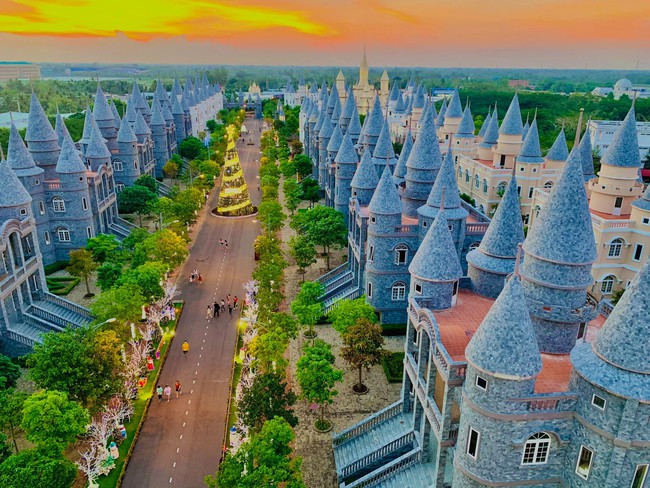 Một trường &quot;Đại học cung điện&quot; độc nhất vô nhị, ở Việt Nam mà cứ tưởng lạc trời Âu, có cả công viên giải trí siêu hoành tráng - Ảnh 6.